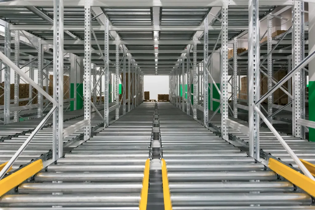 Automated roller conveyor system in a distribution warehouse